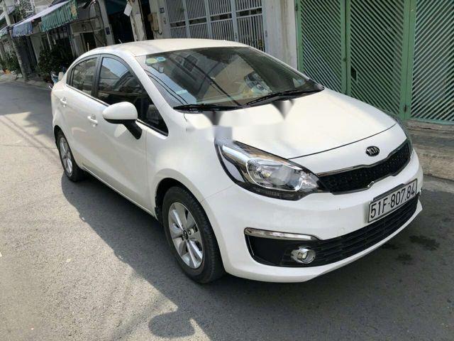 Cần bán lại xe Kia Rio đời 2016, màu trắng số sàn, 415 triệu