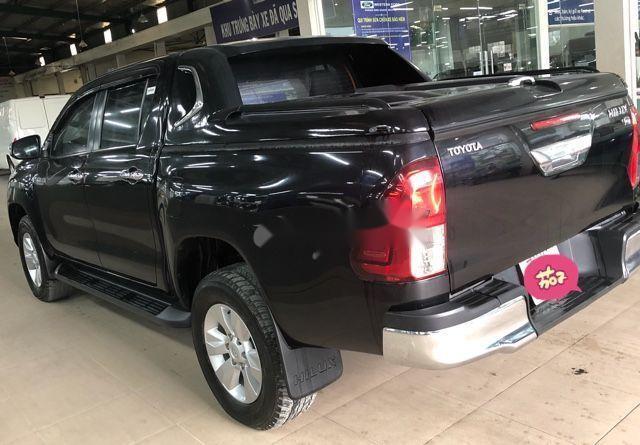 Cần bán gấp Toyota Hilux 3.0G 4X4 đời 2015, màu đen số tự động, 708 triệu