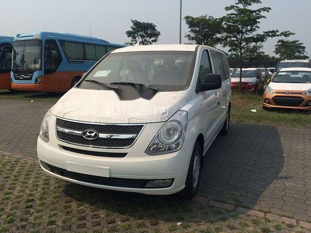 Cần bán xe Hyundai Starex năm sản xuất 2016, màu trắng, 9 chỗ máy xăng