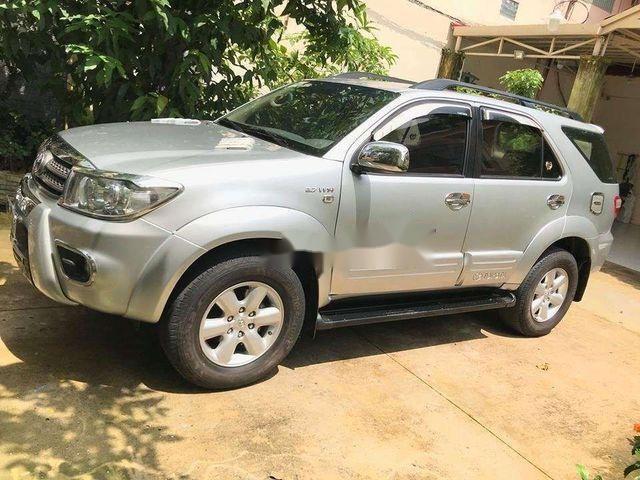 Bán Toyota Fortuner V AT đời 2010, màu bạc chính chủ