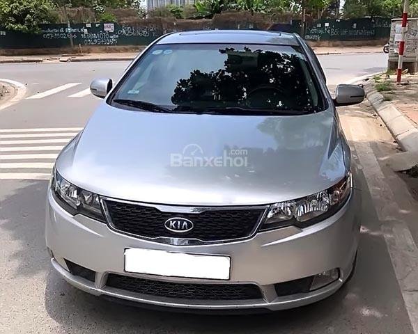 Bán Kia Forte đời 2011, màu bạc số sàn, giá tốt