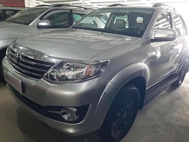 Cần bán Toyota Fortuner 2.7V 4x2 đời 2016, màu bạc xe gia đình, 910tr