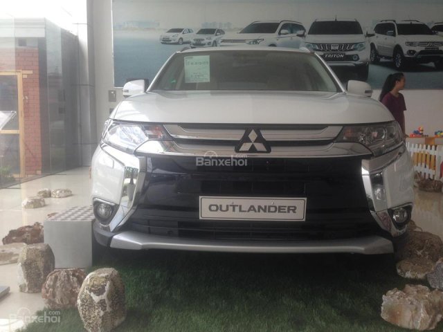 Bán ô tô Mitsubishi Outlander CVT màu trắng0