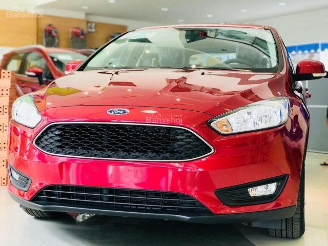 Bán Ford Focus 2018, màu đỏ, giá 570tr, BHVC, phim, ghế da, vay được 90% giá trị xe