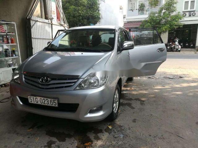 Cần bán gấp Toyota Innova đời 2010, màu bạc, 388tr