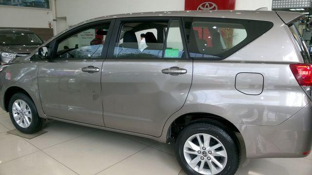 Cần bán Toyota Innova năm sản xuất 2018, màu bạc, giá tốt