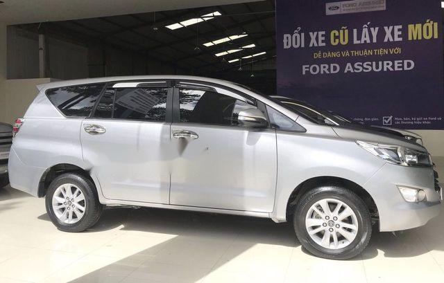 Bán xe Toyota Innova 2.0E năm 2016, màu bạc, giá 695tr