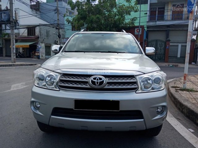 Tôi cần bán Fortuner V 2010 màu bạc xe còn đẹp vì rất ít đi nhé