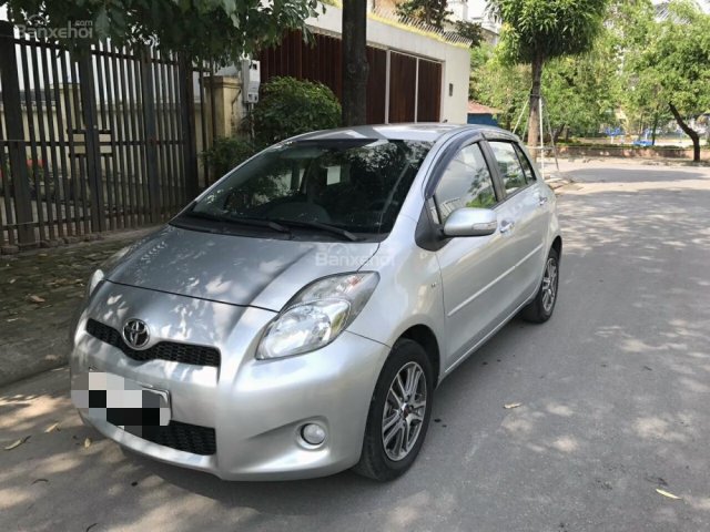 Bán ô tô Toyota Yaris 1.5RS, màu bạc, nhập khẩu