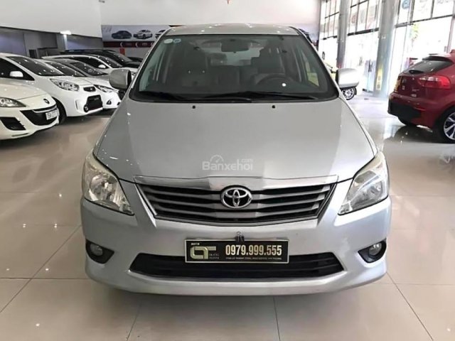 Cần bán xe Toyota Innova 2.0E sản xuất năm 2013, màu bạc 