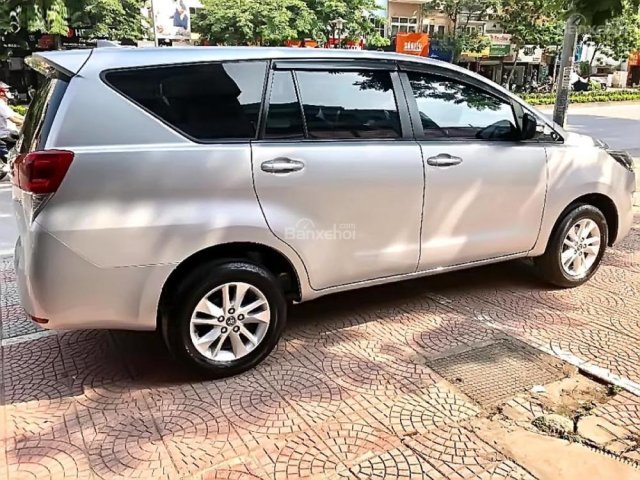 Cần bán Toyota Innova 2.0 E năm sản xuất 2017, màu xám xe gia đình