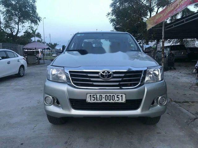 Bán Toyota Hilux đời 2011, màu bạc số sàn