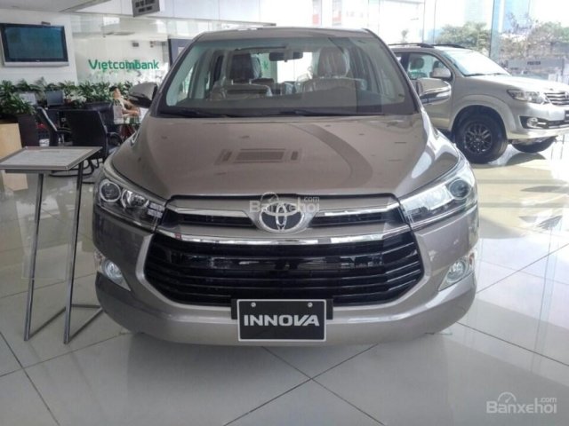 Bán Toyota Innova 2.0V 2018 màu đồng ánh Kim - Hỗ trợ trả góp 90%, bảo hành chính hãng 3 năm/Hotline: 0973.306.136