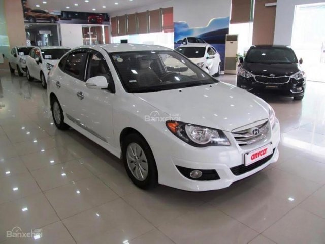Cần bán xe Hyundai Avante 1.6MT năm 2012, màu trắng, 369tr