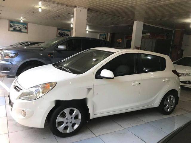 Cần bán xe Hyundai i20 sản xuất 2011, màu trắng chính chủ, 370 triệu