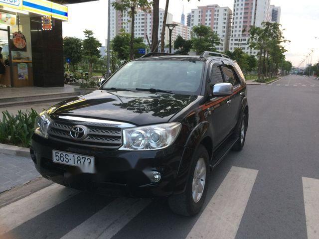 Bán Toyota Fortuner năm sản xuất 2010, màu đen xe gia đình