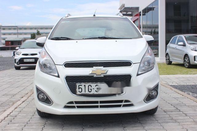 Bán Chevrolet Spark 1.2MT 2017, màu trắng xe gia đình, giá tốt