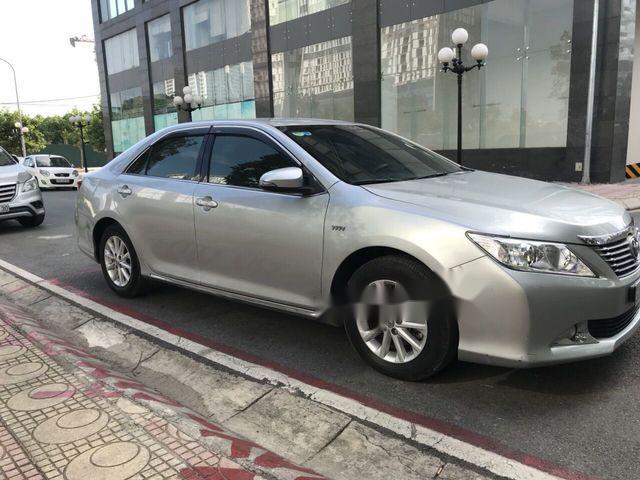 Bán Toyota Camry đời 2014, màu bạc