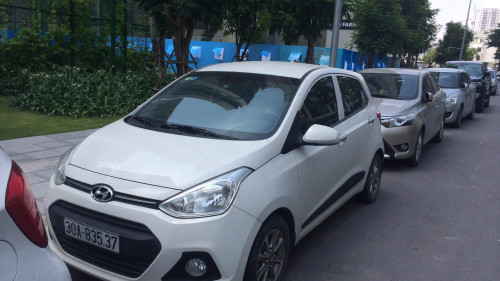 Chính chủ bán Hyundai Grand i10 1.2 AT sản xuất 2015, màu trắng