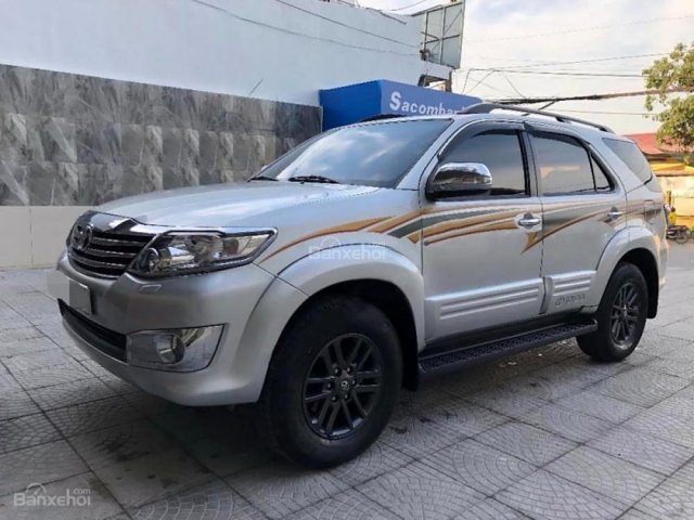 Bán Toyota Fortuner 2.7V 4x4 AT sản xuất năm 2015, màu bạc xe gia đình, giá 800tr