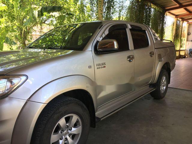 Bán ô tô Toyota Hilux năm sản xuất 2011, màu vàng cát