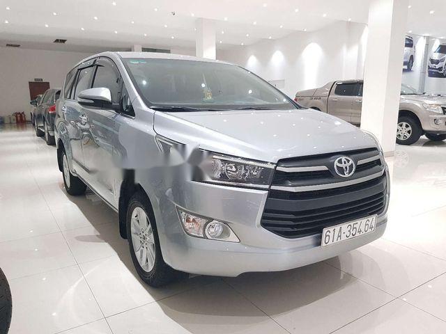 Bán Toyota Innova năm 2017, màu bạc  