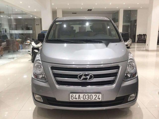 Cần bán xe Hyundai Grand Starex đời 2016, màu bạc đẹp như mới, 850 triệu