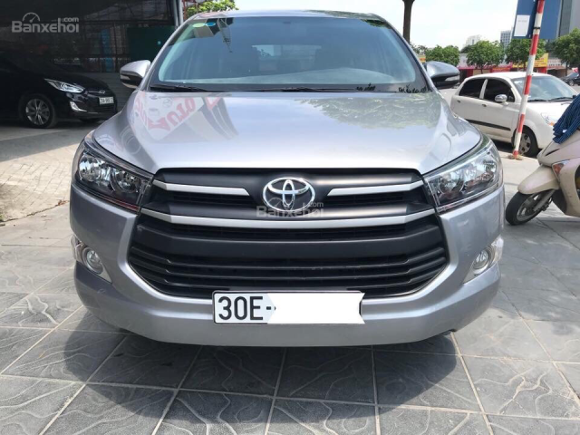 Cần bán lại xe Toyota Innova đời 2016 màu bạc, giá tốt