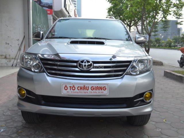 Cần bán xe Toyota Fortuner 2.5G MT đời 2015, màu bạc