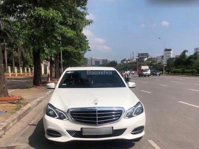 Bán xe Mercedes E200 sản xuất năm 2015, màu trắng