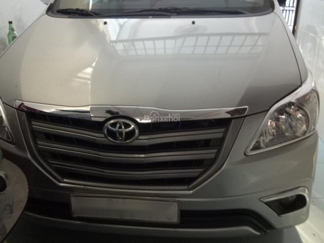 Bán Toyota Innova E đời 2016, màu bạc xe gia đình