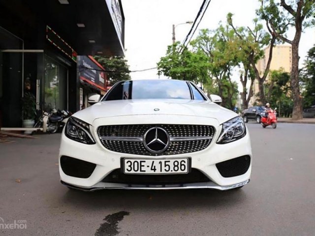 Cần bán xe Mercedes C300 AMG sản xuất 2016, màu trắng