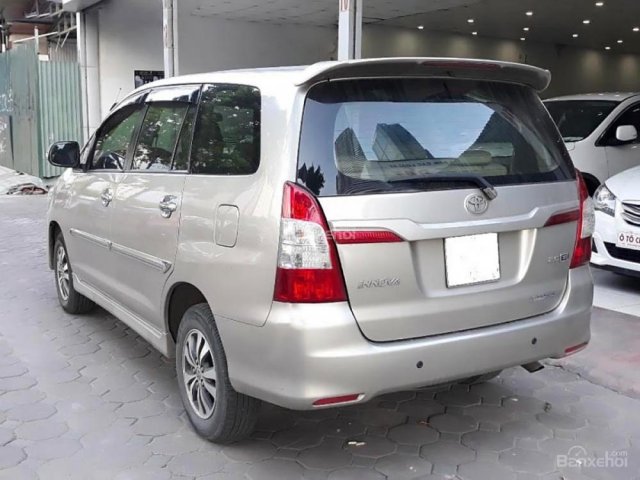 Cần bán Toyota Innova 2.0 E đời 2015, màu vàng chính chủ, giá 615tr