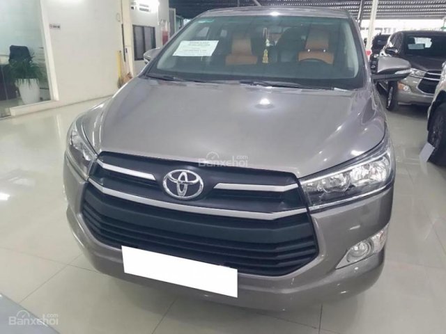 Cần bán xe Toyota Innova 2.0E năm sản xuất 2016, màu xám xe gia đình