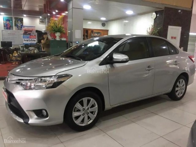 Cần bán lại xe Toyota Vios 1.5E đời 2015, màu bạc