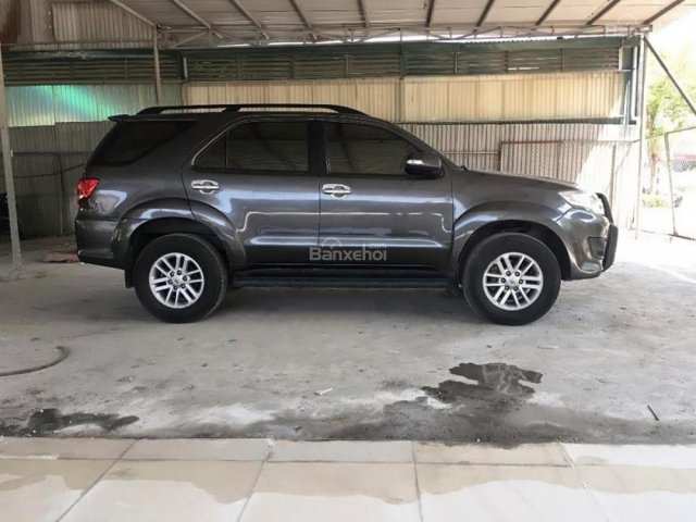 Cần bán gấp Toyota Fortuner V đời 2014, màu đen như mới