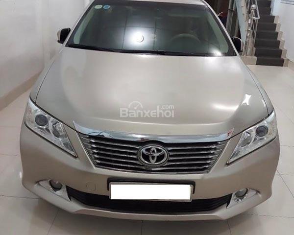 Bán xe Toyota Camry 2.0E 2014, màu vàng số tự động, giá tốt