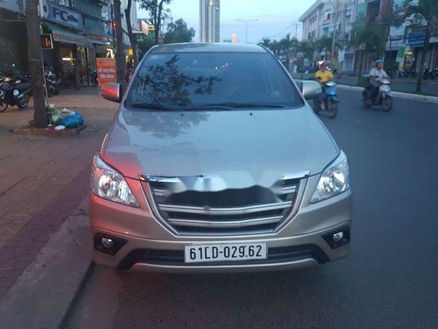 Cần bán lại xe Toyota Innova E đời 2016, màu bạc 