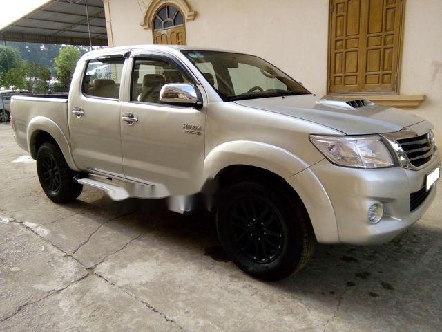 Cần bán Toyota Hilux năm sản xuất 2012, màu bạc, giá tốt