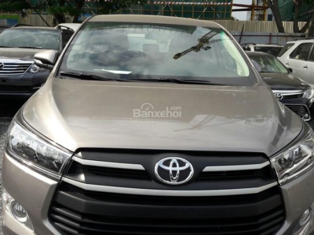 Bán Toyota Innova năm 2018, màu vàng nâu, giá tốt