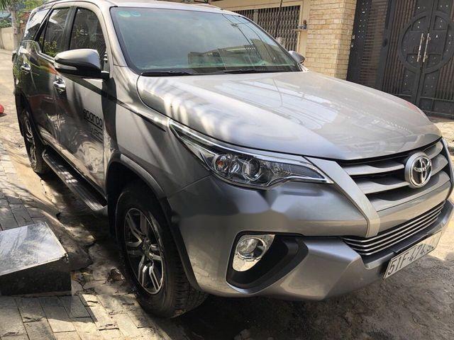 Bán xe Toyota Fortuner đời 2017, màu bạc còn mới