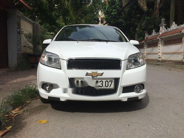 Cần bán gấp Chevrolet Aveo sản xuất năm 2016, màu trắng như mới