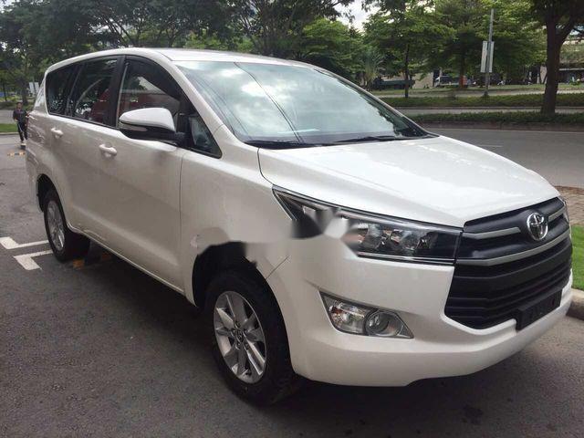 Cần bán gấp Toyota Innova sản xuất năm 2018, màu trắng, giá chỉ 690 triệu