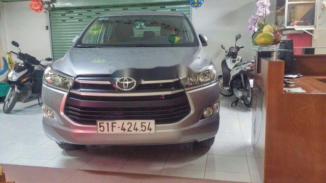 Cần bán lại xe Toyota Innova đời 2016, màu bạc, giá tốt