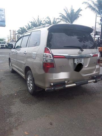 Cần bán xe Toyota Innova 2.0G sản xuất năm 2015, màu bạc chính chủ