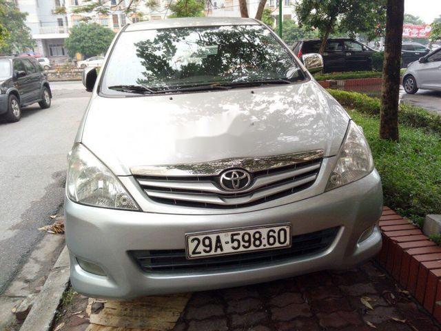 Cần bán xe Toyota Innova đời 2010, màu bạc, 450 triệu