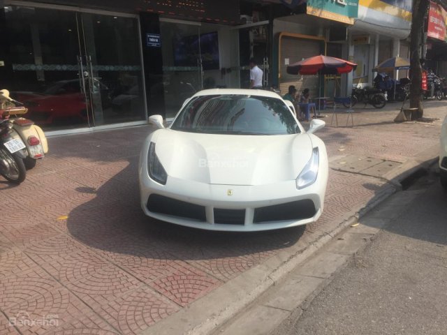 Bán Ferrari 488 GTB màu trắng, nội thất đỏ, giá hợp lý0