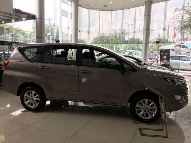 Cần bán Toyota Innova năm sản xuất 2018, màu nâu xám