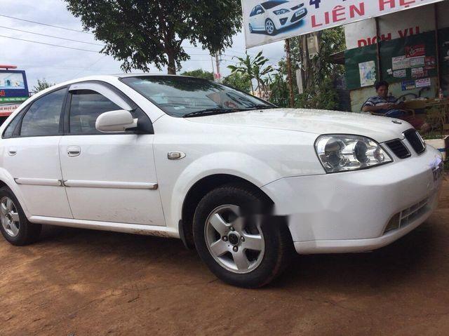 Bán ô tô Daewoo Lacetti năm sản xuất 2004, màu trắng, giá tốt