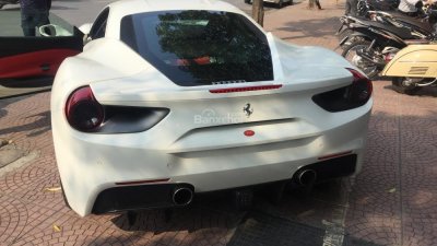 Bán Ferrari 488 GTB màu trắng, nội thất đỏ, giá hợp lý